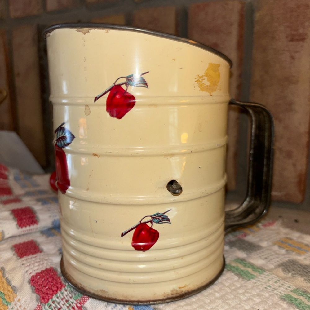 Vintage Apple Flour Sifter Hand Crank Farmhouse Kitchen Decor - Picture 2 of 5